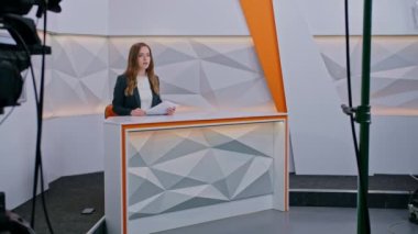 TV sunucusu kız kameraya bakıyor ve gülümsüyor. prores422