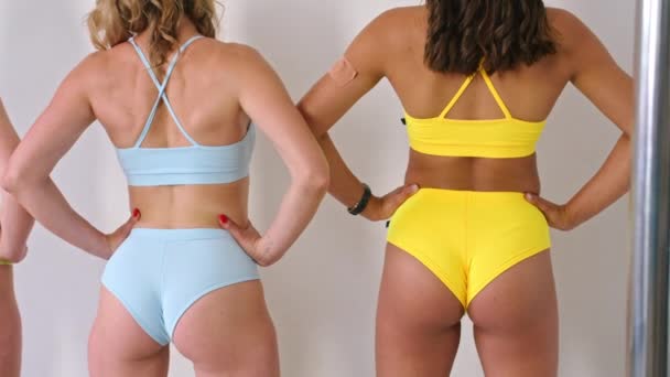 Chicas posan un estudio de fotografía en trajes de baño, la de para la venta. — Vídeo de stock © 2mosfet@gmail.com #489008826