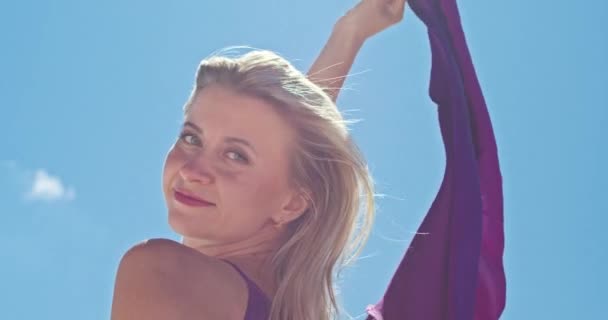 Filmreife Zeitlupe einer Frau, die auf einer Sanddüne geht. Barfüßige Reisende in einem Kleid, das im Wind auf der welligen Oberfläche der Sandwüste schwingt, mit einer Wolke im Hintergrund. 4K Scenic — Stockvideo