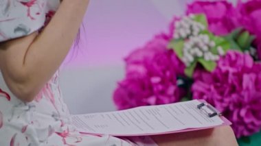 Kız TV sunucusu stüdyoda canlı yayın yapıyor. Kızla misafir olarak iletişim kuruyor. prores422