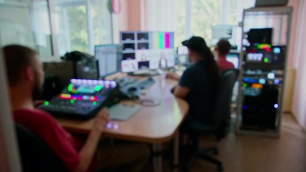 Kryvyi Rih, Ucrânia - 07.11.2021 engenheiro de som ao vivo e diretor que trabalha no estúdio — Vídeo de Stock