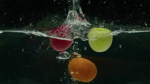 オレンジとリンゴが水に飛び込みゆっくりと動き422bmpcc4k — ストック動画