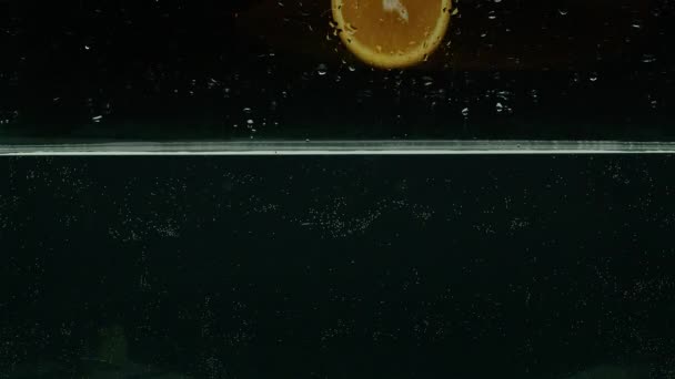 Orange störtar i vatten, slow motion, prores 422, bmpcc4k — Stockvideo