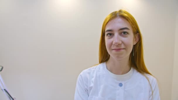 Confiant souriant jeune femme européenne adulte regardant la caméra tout en se tenant dans le bureau des esthéticiennes après les procédures. — Video