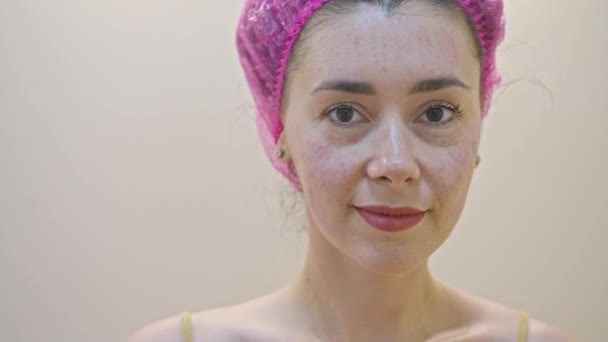 Självsäker leende ung vuxen europeisk kvinna tittar på kameran när du står i kosmetologer kontor efter förfaranden. — Stockvideo