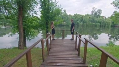 Genç bir çift, bir erkek ve bir kız parkta setin üzerinde koşuyorlar, sarılıyorlar, oynaşıyorlar, birbirlerine karşı hislerini gösteriyorlar..