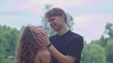 Genç bir çift, bir erkek ve bir kız parkta setin üzerinde koşuyorlar, sarılıyorlar, oynaşıyorlar, birbirlerine karşı hislerini gösteriyorlar..