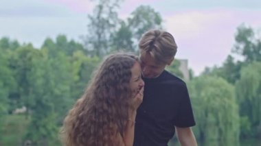 Genç bir çift, bir erkek ve bir kız parkta setin üzerinde koşuyorlar, sarılıyorlar, oynaşıyorlar, birbirlerine karşı hislerini gösteriyorlar..