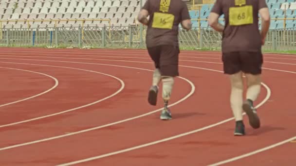 Cherkassy, Ucrânia - 14 de julho de 2021, Competição nacional Invictus Games, atletas ucranianos durante a competição Invictus Games. um atleta sem perna compete em uma corrida de curta distância. — Vídeo de Stock