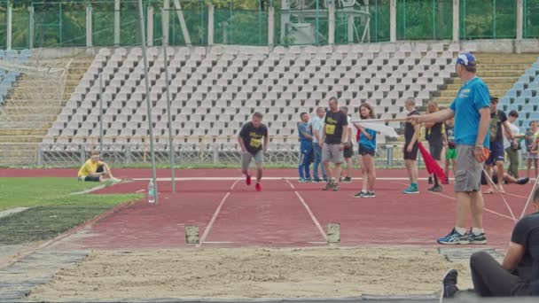 Cherkassy, Ukraina - 14 juli 2021, Nationell tävling Invictus Games, ukrainska idrottare under Invictus Games tävlingen. idrottare hoppar från acceleration i sanden. — Stockvideo