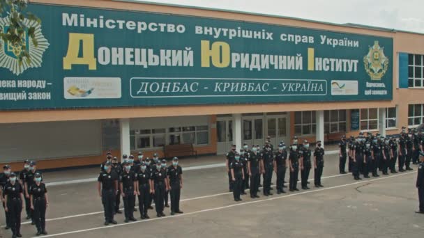 Kryvyi Rih, Ukraina - 06.10.2021 Ukrainan kansallinen poliisi, poliisinmuodostus, — kuvapankkivideo