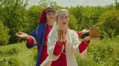 Yeniden yapılanma. Sarmatya kurban ayininde, rahibe ve yardımcısı o zamanlar insanların yaptığı şeyleri yaparak tanrıları çağırır ve iyi bir hasat isterler..