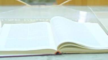 Kryvyi Rih, Ukrayna - 08.03.2021 Yahudi bir çocuk sinagogda kitap okuyor, ev ödevini yapıyor..