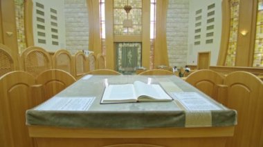 Kryvyi Rih, Ukrayna - 08.03.2021 Torah sinagogda. Yahudiler için dinin anlamı budur. Kitap ön planda, arka planda sembolizmin görüntüsü yer almaktadır. geniş açı çekim.