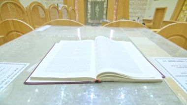 Kryvyi Rih, Ukrayna - 08.03.2021 Torah sinagogda. Yahudiler için dinin anlamı budur. Kitap ön planda, arka planda sembolizmin görüntüsü yer almaktadır. geniş açı çekim.