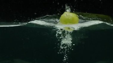 Elma suya dalıyor, ağır çekim, prores 422, bmpc4k