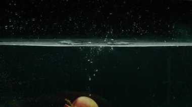 Elma suya dalıyor, ağır çekim, prores 422, bmpc4k