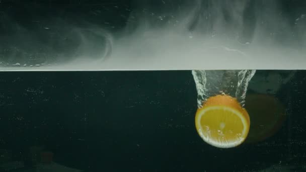 Orange taucht ins Wasser, Zeitlupe, prores 422, bmpcc4k — Stockvideo