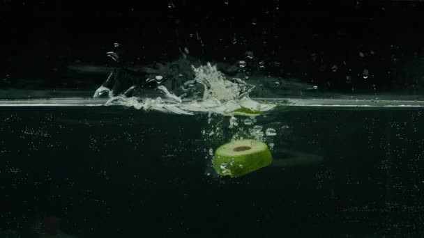 Avokado störtar i vatten, slow motion, prores 422, bmpcc4k — Stockvideo