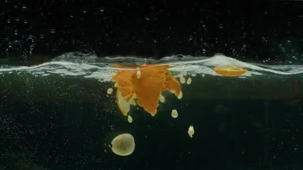 Naranja se sumerge en el agua, cámara lenta, prores 422, bmpcc4k — Vídeos de Stock