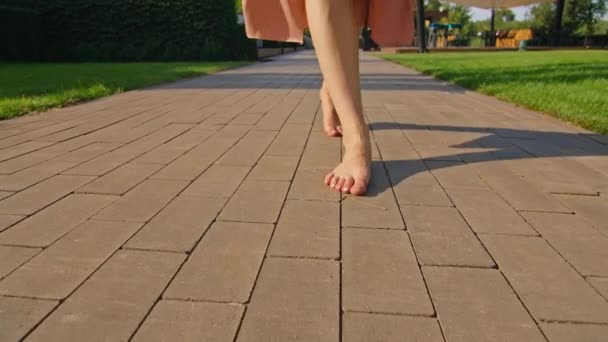Νεαρή γυναίκα περπατά στο σοκάκι, πόδια, κοντινό πλάνο — Αρχείο Βίντεο