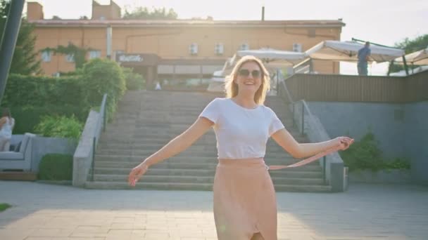 Jonge vrouw geniet van ontspannen in een geweldige plek, dansen, plezier hebben. — Stockvideo