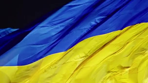 Vlajka Ukrajiny, hedvábná vlajka vlaje na pozadí noční oblohy na velkém stožáru. — Stock video