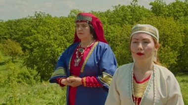 Yeniden yapılanma. Sarmatya kurban ayininde, rahibe ve yardımcısı o zamanlar insanların yaptığı şeyleri yaparak tanrıları çağırır ve iyi bir hasat isterler..