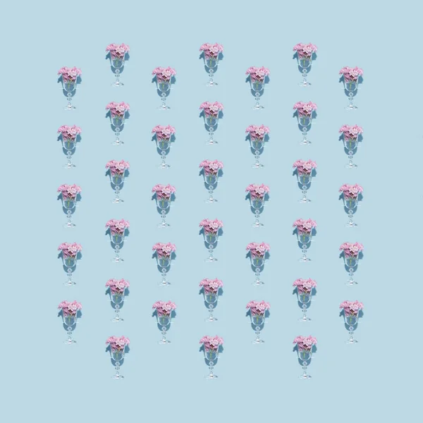 Минималистическая Ретро Концепция Розовыми Цветущими Цветами Стакане Пастельно Голубом Фоне — стоковое фото