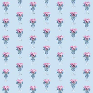Pastel mavi arka planda pembe çiçekli minimalist retro konsept. Modern yaz aranjmanı, gölgeli renkli çiçek aranjmanı..