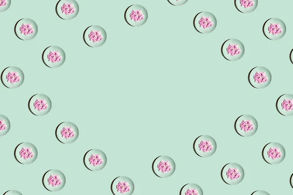 Творческий Летний Цветочный Узор Мятные Зеленые Пластинки Ярко Розовыми Соцветиями — стоковое фото