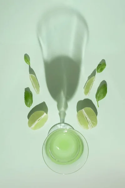 Ρετρό Μινιμαλιστική Ιδέα Καλοκαιρινών Φρούτων Ποτήρι Ποτού Πράσινα Φύλλα Βοτάνων — Φωτογραφία Αρχείου