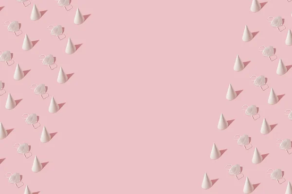 Платок Белой Маской Лица Шляпой Розовом Фоне Концепция Пандемии Covid — стоковое фото