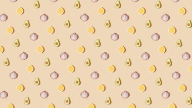 Pastel bej arka planda çiğ organik limon, soğan ve avokado ile modern minimalist şablon düzenleme. Sağlıklı vejetaryen gıda konsepti, yaratıcı retro fikir.