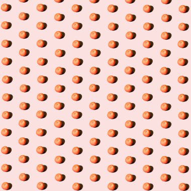 Pastel parlak arka planda taze organik turuncu izole edilmiş Geometrik yaz desenli düzenleme. Minimalist sağlıklı gıda fikri, modern ham meyve konsepti.