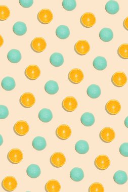 Taze organik turuncu maviye boyanmış yaratıcı yaz meyvesi fikri. Minimalist düz kalıp kompozisyon, dikey doğrusal düzenleme, sağlıklı gıda kavramı.