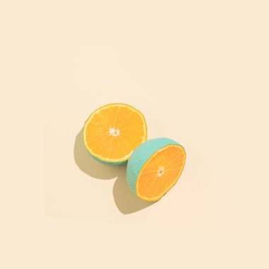 Parlak bej arka planda organik turuncu boya ile yaratıcı yaz titreşimleri fikri. Minimalist meyve fikri, sağlıklı gıda soyut kavramı. Boşluk kare bileşimini kopyala.