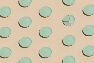 Pastel bej arka planda nane yeşili plakalar ile minimalist düzensiz desen düzenleme. Yaratıcı diyet ya da yeme fikri, estetik bozuk konsept.