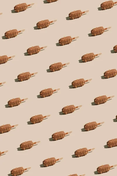 Креативный Летний Узор Изолированным Шоколадным Мороженым Бежевом Фоне Минималистическая Концепция — стоковое фото
