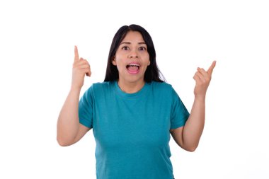 Yeşil tişörtlü kadın beyaz arka planda izole edilmiş, reklam, reklam, iyimserlik.