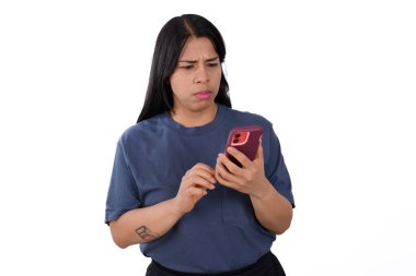 Mavi tişörtlü neşeli ve mutlu Latin kadın beyaz arka planda izole edilmiş, şaşkına dönmüş.