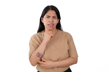 Latin Latin bir kadın esmer ve endişeli bir yüzü var, sarı tişört giyiyor, beyaz bir arka planda izole edilmiş.