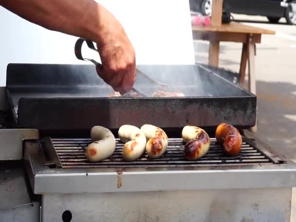 Vente saucisses sur le marché — Video