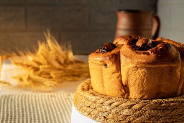 Kırsal arka planda kuru üzümlü ev yapımı tatlı ekmek. Ev yapımı sıcak bir atmosfer..