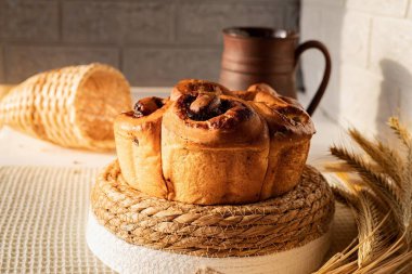Kırsal arka planda kuru üzümlü ev yapımı tatlı ekmek. Ev yapımı sıcak bir atmosfer..