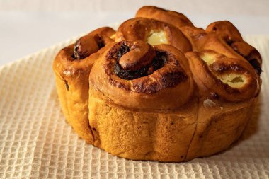 Ev yapımı tatlı çörek, çikolatalı ve kremalı waffle peçetesi. Kahvaltı ve ev yemeği için taze tatlı..