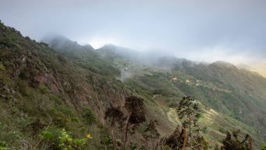 Tenerife seyahat macerası ve doğal güzellik kavramının okyanus ufkunda dramatik bulutlar ve uzak gemiyle dağ manzarası