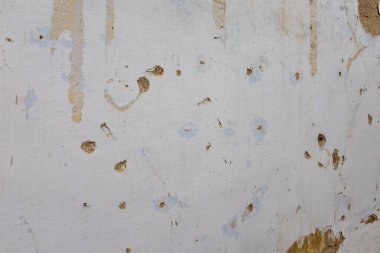 Çatlak delikli eski alçı duvar ve soyulmuş boya klasik grunge dokusu ve yıpranmış arka plan yaratır.