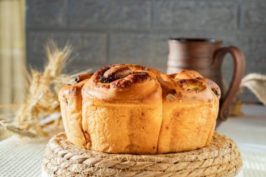 Sıcak kırsal ortamda dokunmuş kuru üzümlü taze pişmiş maya ekmeği..