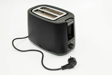 Beyaz arka planda elektrik kablosu olan siyah elektrikli tost makinesi kahvaltı hazırlığı için mutfak aleti.